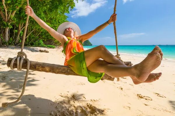 Barnfamiljer älskar de långgrunda stränderna på Koh Lanta.