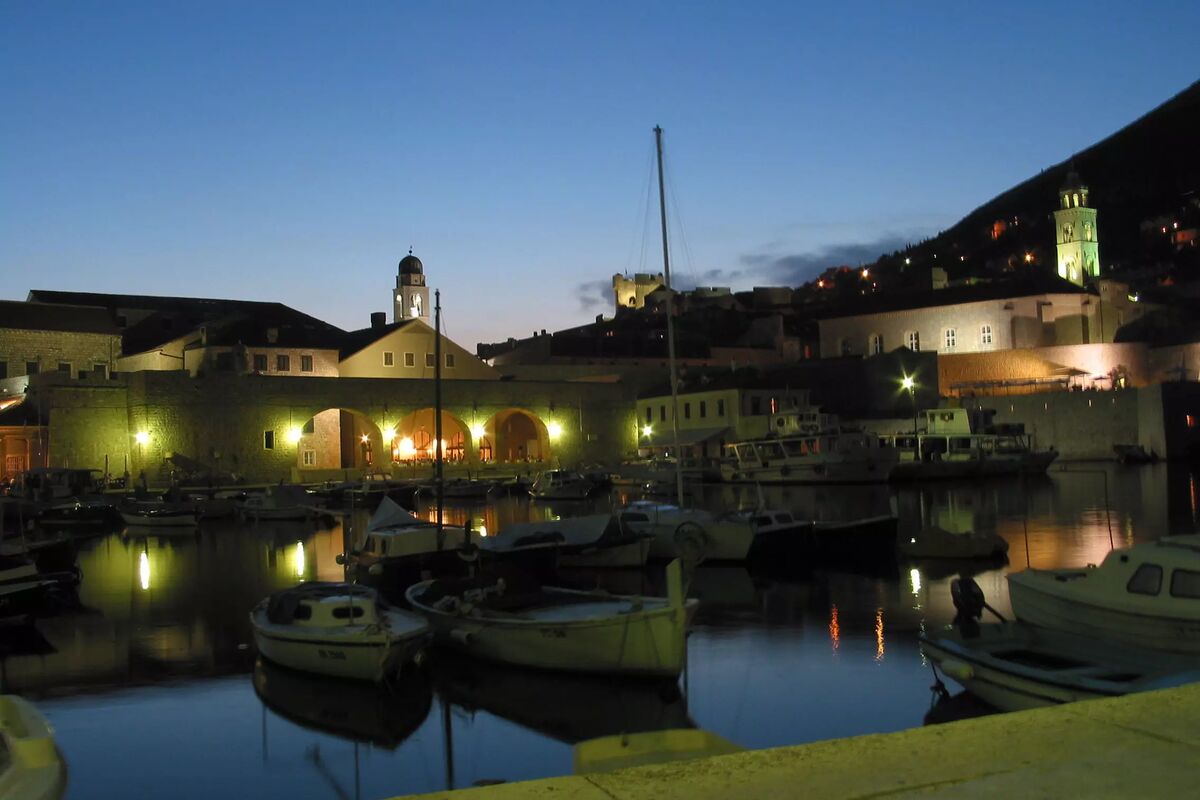 Dubrovniks hamn by night