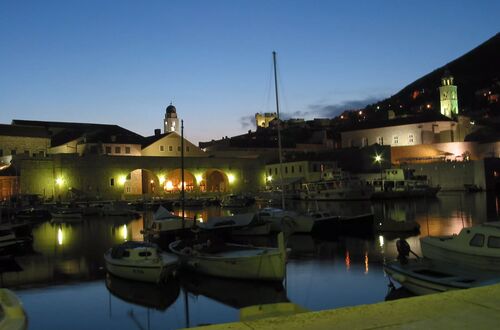 Dubrovniks hamn by night
