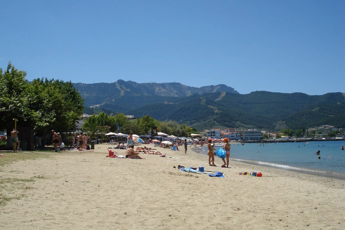 Den största närliggande stranden
