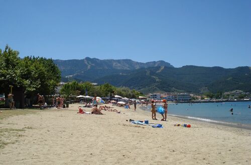 Den största närliggande stranden